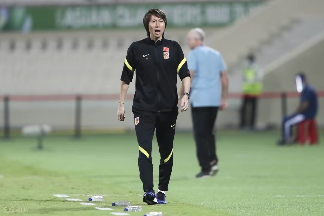 揪出李铁后！足协拨云见日，李霄鹏或连任国足主帅，并非米卢里皮