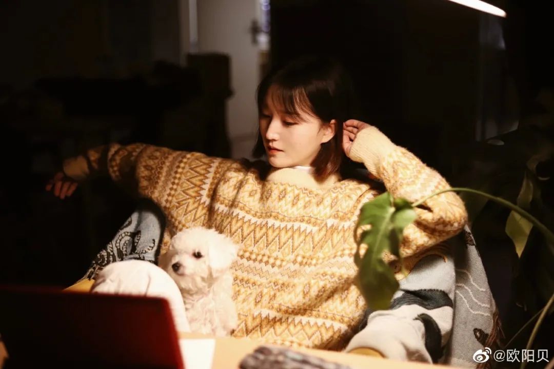 95后女孩画山水画,95后女大学生画山水课堂