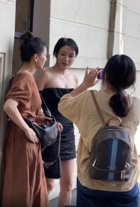 高圆圆穿靴照,高圆圆穿背心短裙爬山