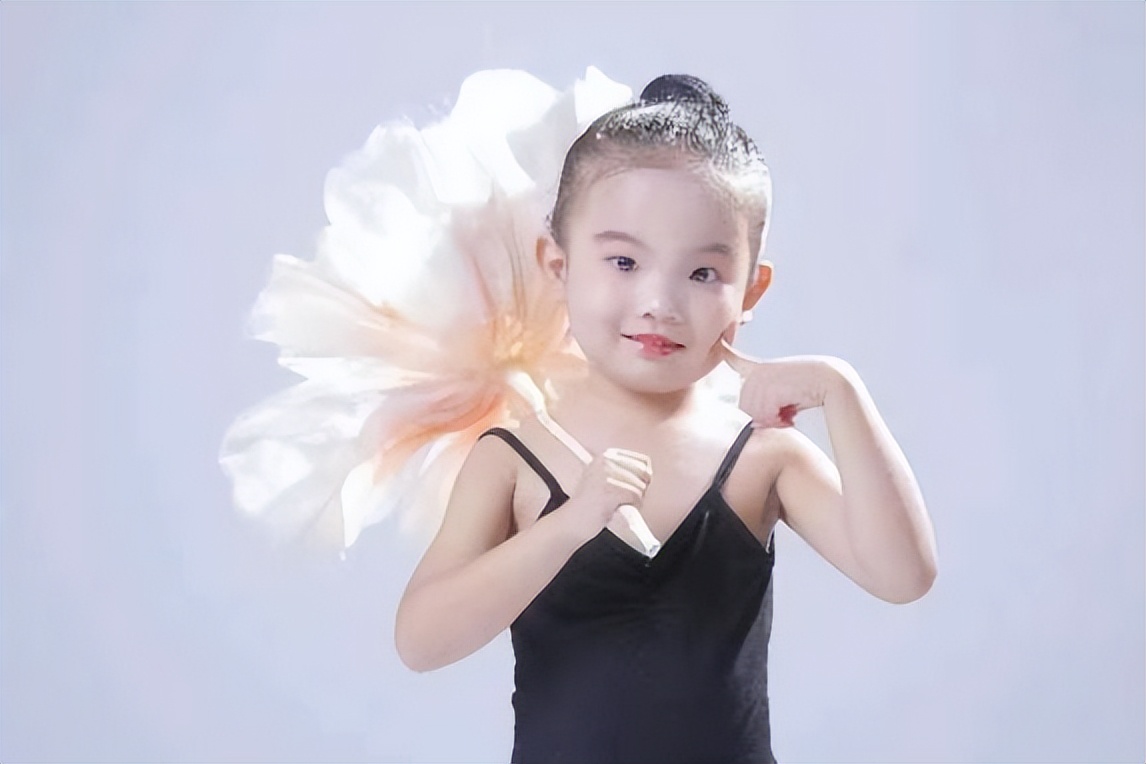李佩烛：闪耀舞台上的小超模