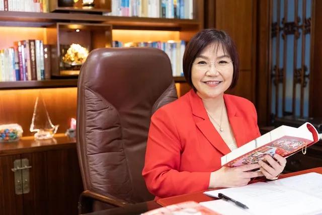 58岁亿万富婆带资入组，无人敢骂：风水大师都当上女主了...