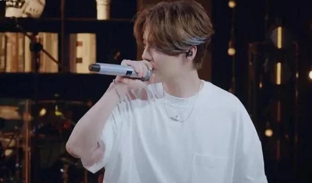 鹿晗线上音乐会回放,鹿晗燃爆全场