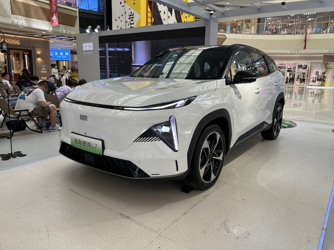 吉利银河l7全新suv棕灰,银河l7宋plusdmi数据对比