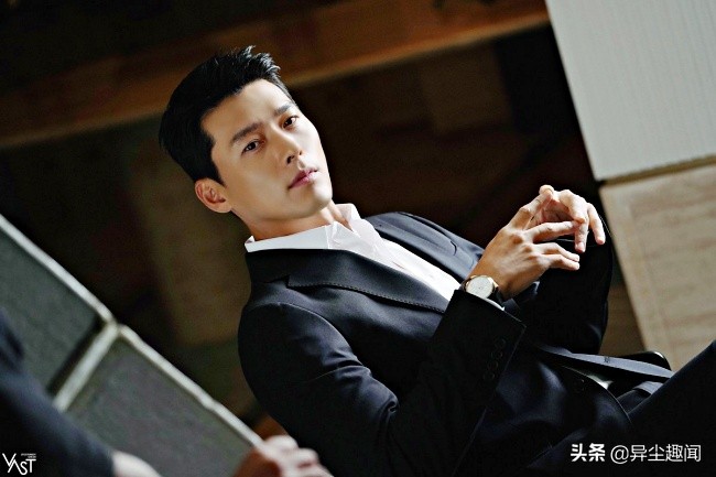 玄彬2022年最新「37张帅照」释出！禁欲白西装VS坏坏黑皮衣