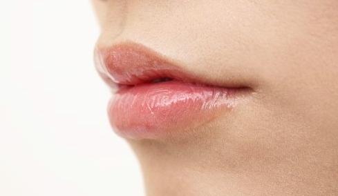 怎么保养嘴巴周围,嘴巴闭口怎么消除小妙招