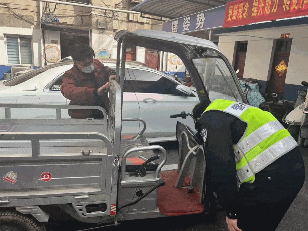 南阳电动车私加篷伞专项整治行动,南阳交警开展春雷行动