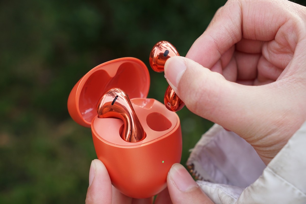 华为耳机freebuds5蓝色试戴效果,华为水滴耳机freebuds5值得买吗