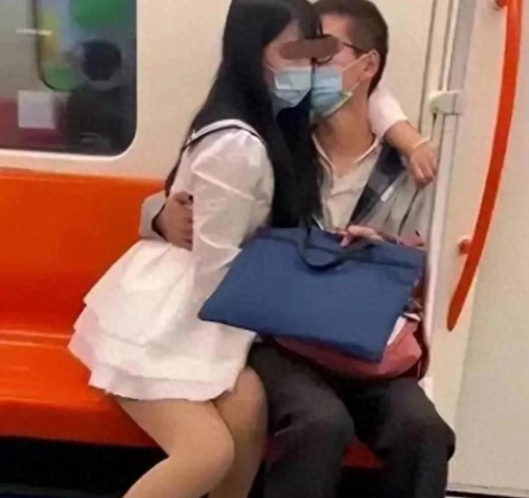 上海地铁情侣不雅行为曝光：皮包遮盖手放隐私部位引关注