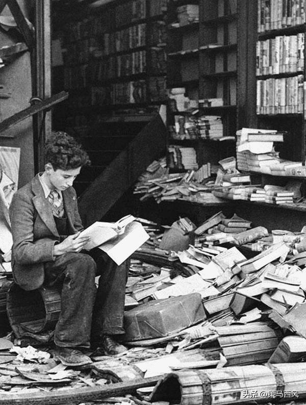 *光脱**犹太人女人衣服，集体*杀屠**，老照片再现变态的纳粹德国！