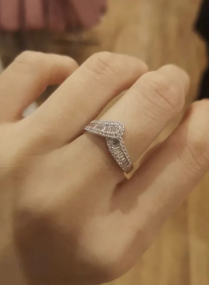 最有仪式感的钻戒,情人节仪式感小女孩