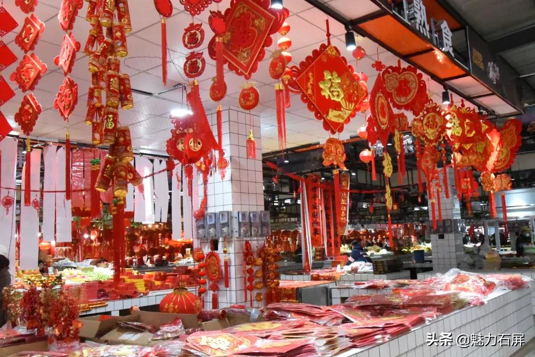 迎春接福送春联红红火火过大年,网络中国节贴春联