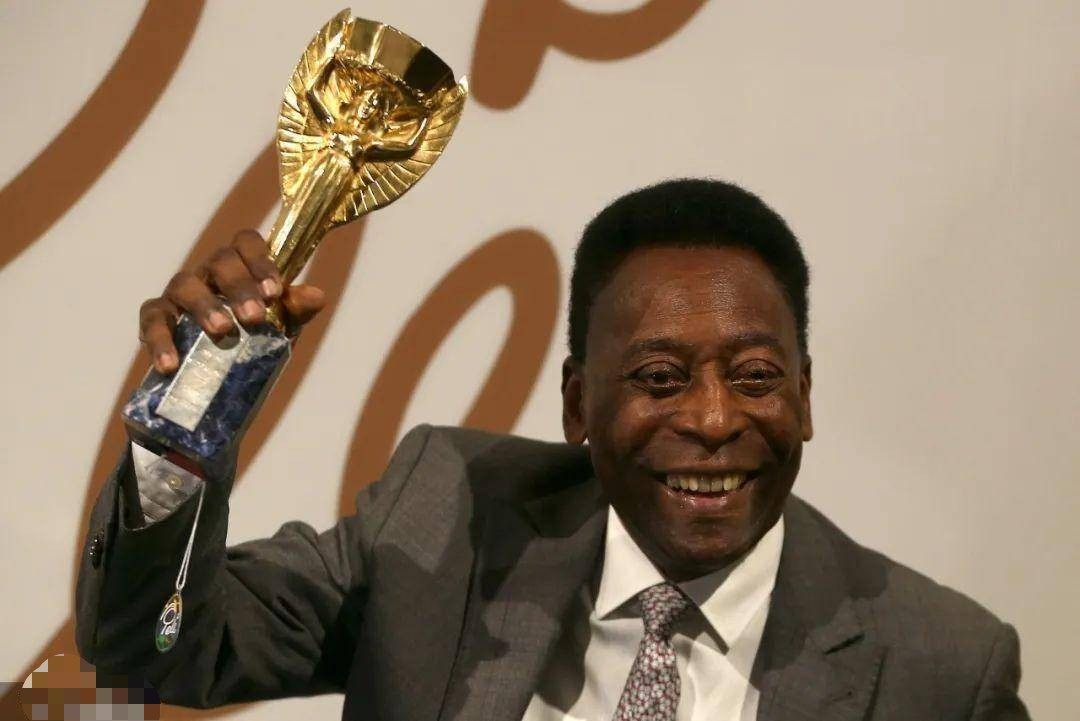 一个贫民窟走出的超级巨星,从贫民窟到球王的传奇故事