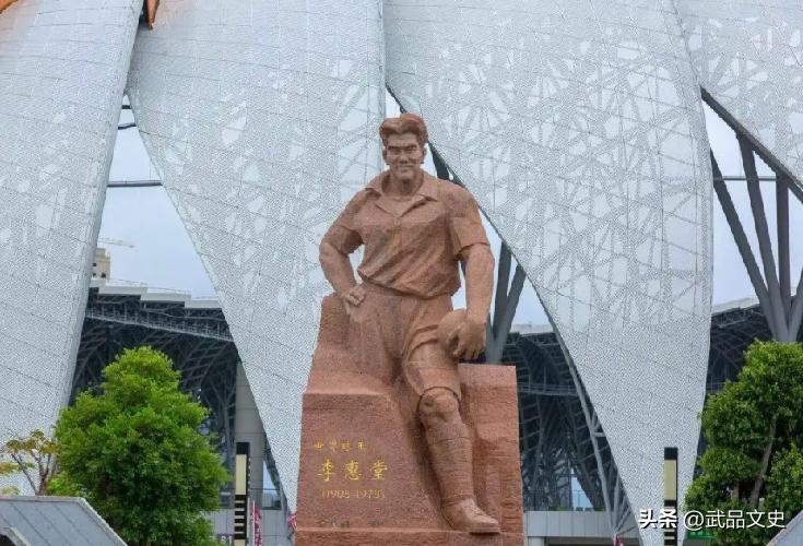 听戏要听梅兰芳看球就看李惠堂,球王李惠堂当年横扫全欧洲