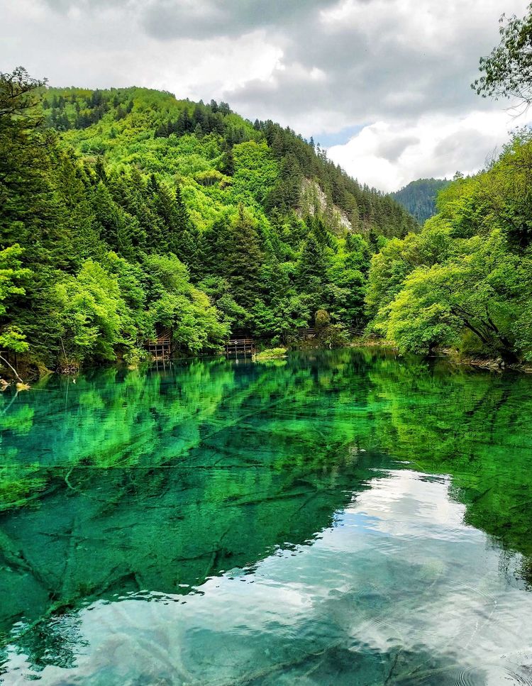 碧水逶迤湖色映九寨，银河泻影山水傲溟渤美篇制作：刘嘉国