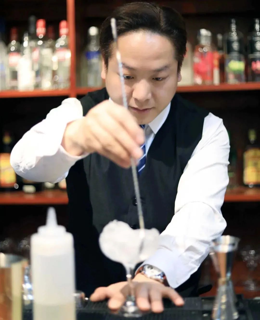 30岁跳出舒适圈改行学美业,学调酒入行