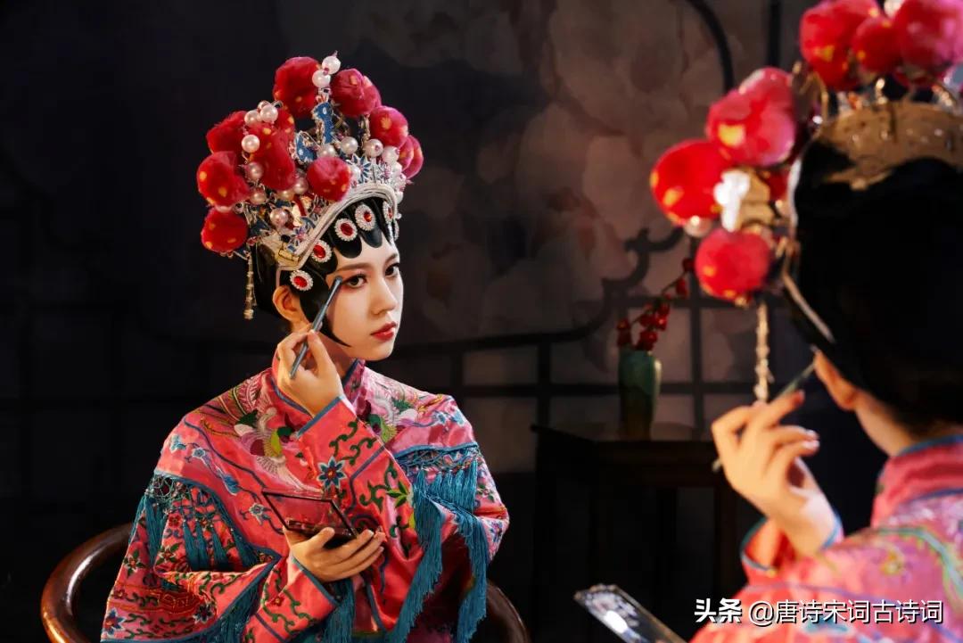 心中埋藏多少爱与愁,眉眼间满满的柔情