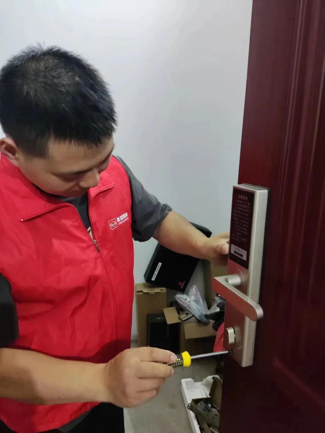 90后的师傅，90后的技术！鲁班到家谭师傅汗水中闪亮的青春