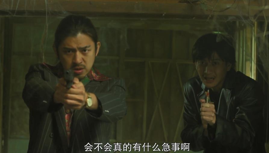 比《哭悲》还上头？逃犯吃屎，警察“全裸”查案，致敬《无间道》