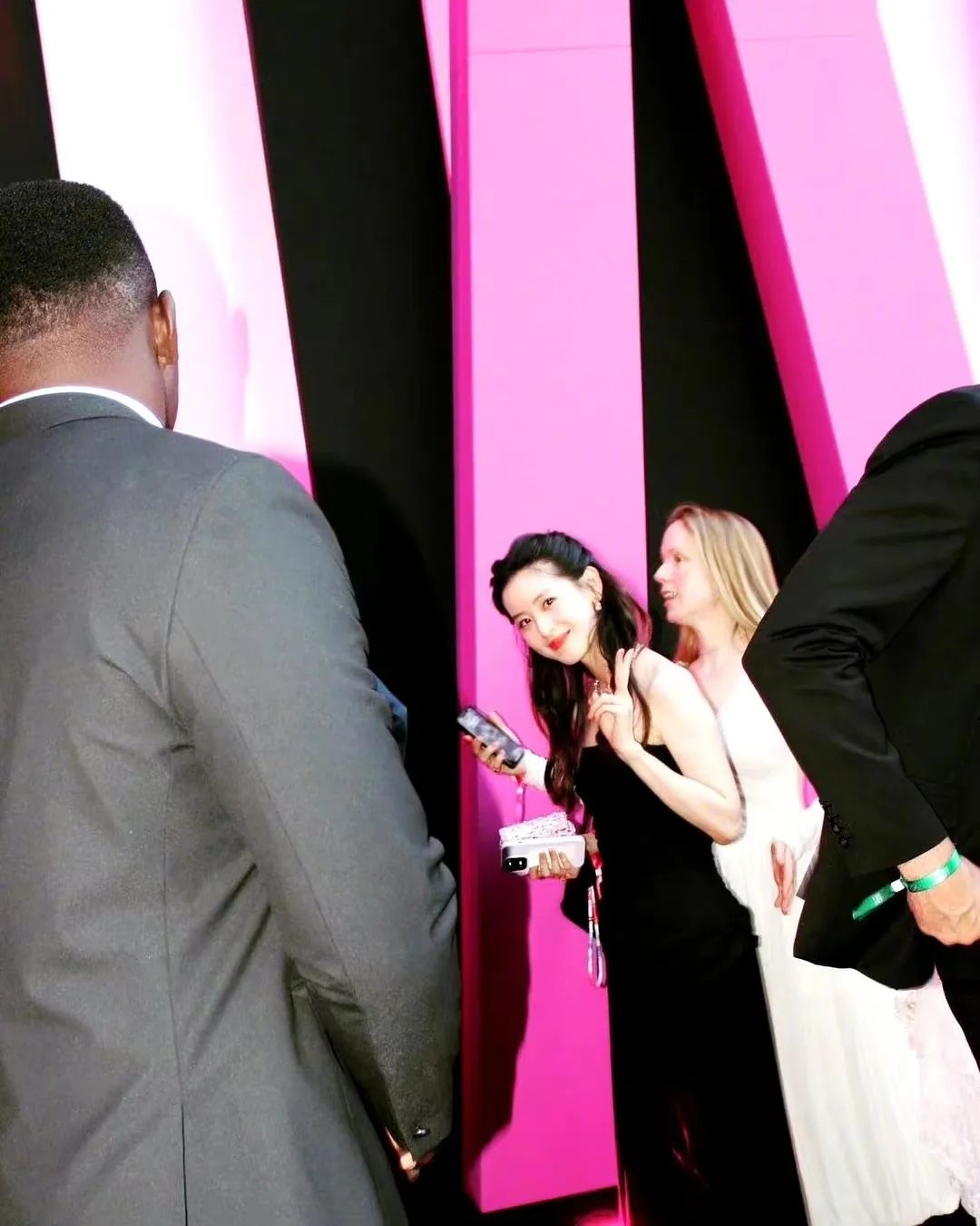 郭晶晶张曼玉合影,郭晶晶巩俐同框穿搭