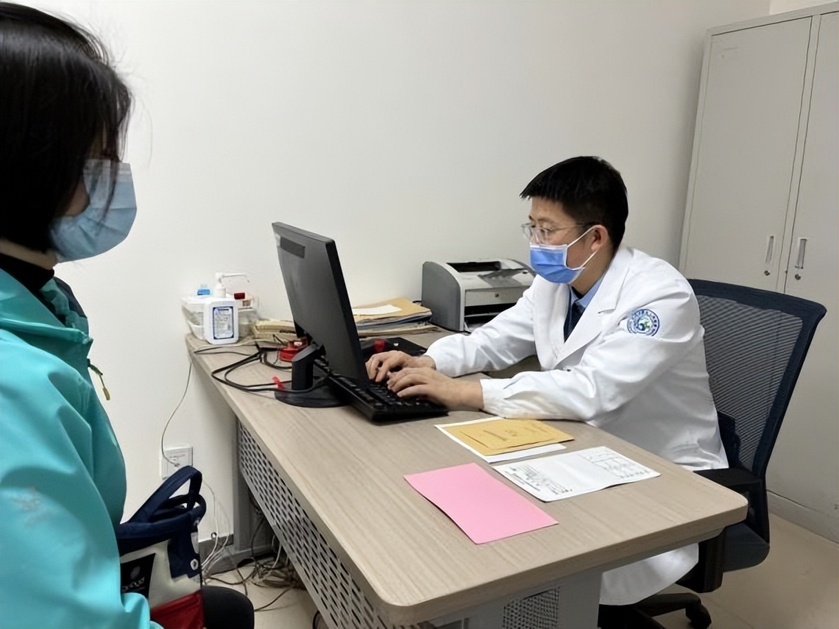 疫情期间医护工作者负重前行,疫情期间医务人员负重前行