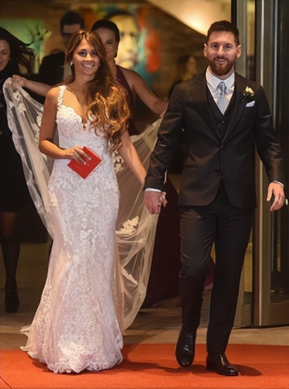 梅西获得金球奖c罗握手梅西,梅西工资卡给老婆