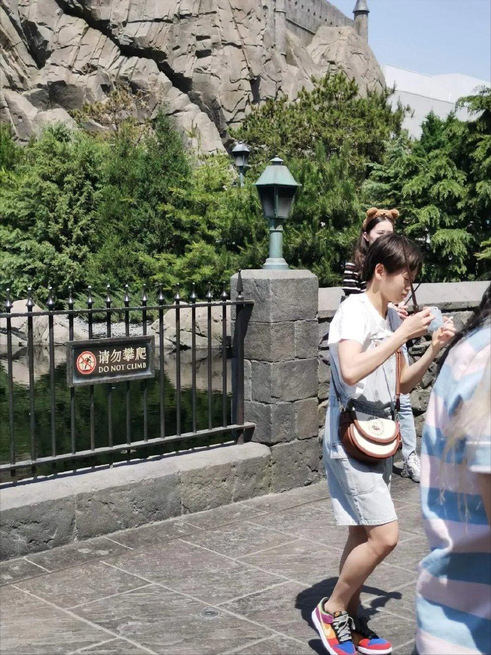 16岁全红婵穿背带裤游玩，发育迅猛个子猛涨，可可爱爱邻家小妹妹