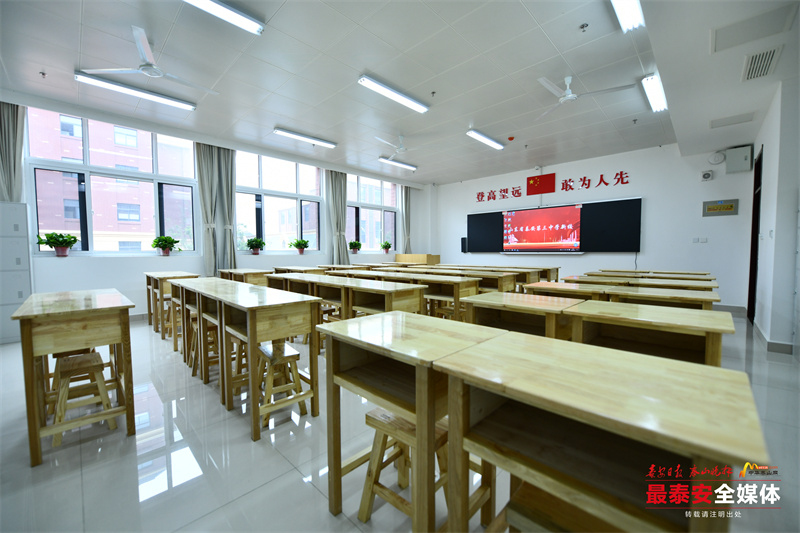 记者探访泰安三中新校,参观泰安三中新校采访