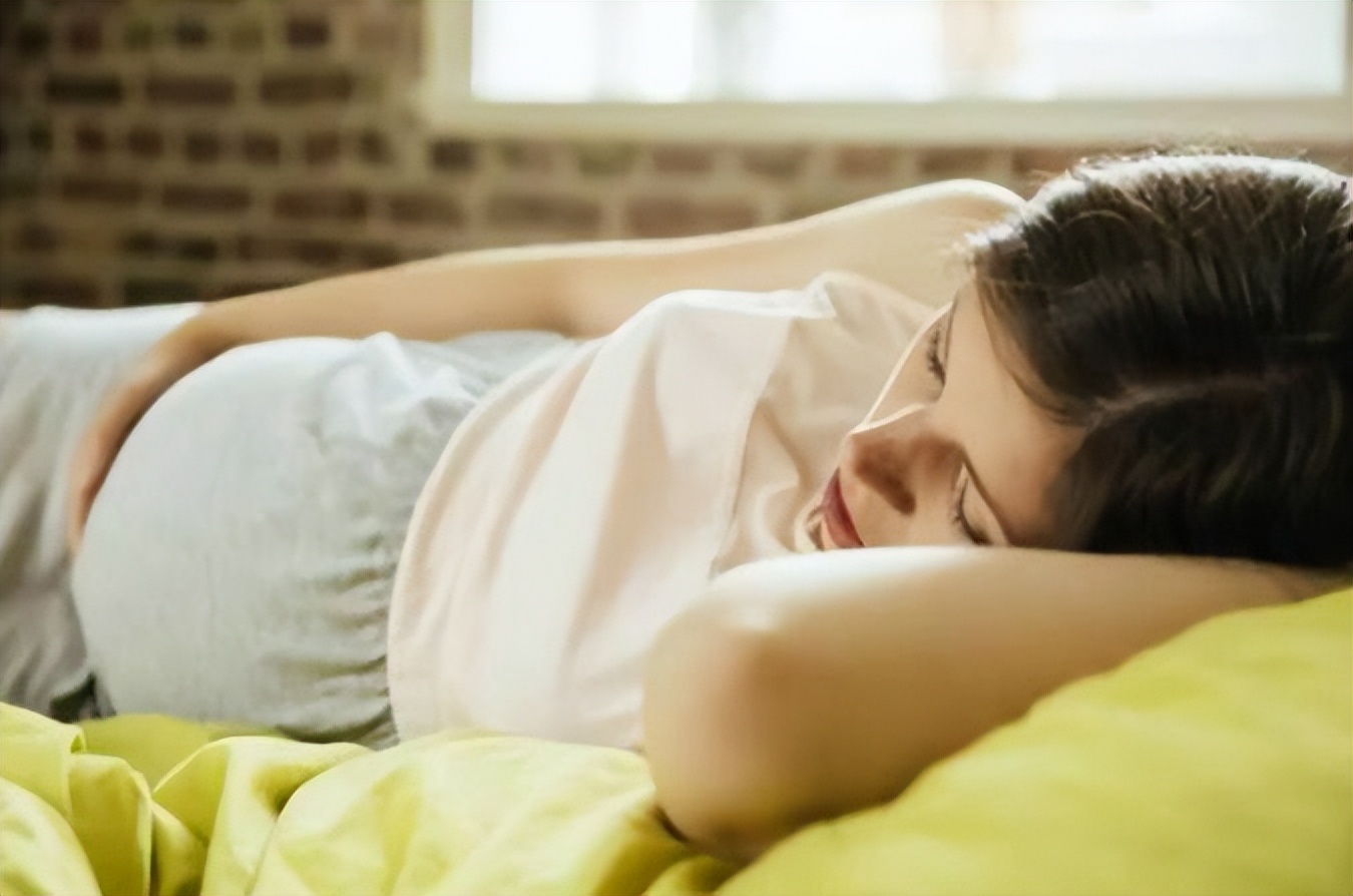 孕妇怀孕后老睡不好觉是什么原因,孕妇睡姿要怎么睡对宝宝比较好