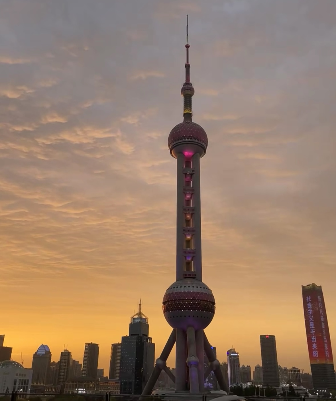 上海独居女生晒真实生活：总共8㎡，洗衣机当桌子，网友：窒息