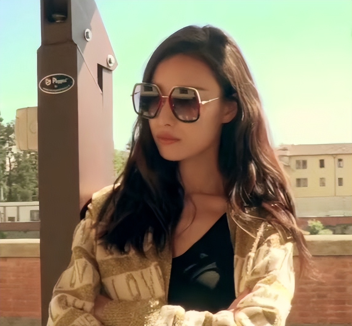 gucci是什么品牌眼镜,gucci眼镜有款红边框的眼镜