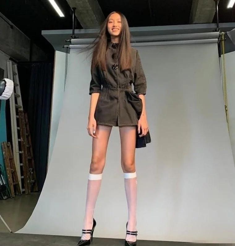 任达华女儿秀身材,任达华女儿长腿穿搭