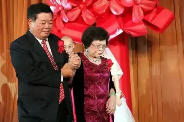 妻子入icu丈夫一夜白头,丈夫出轨多年在icu被老婆拔管