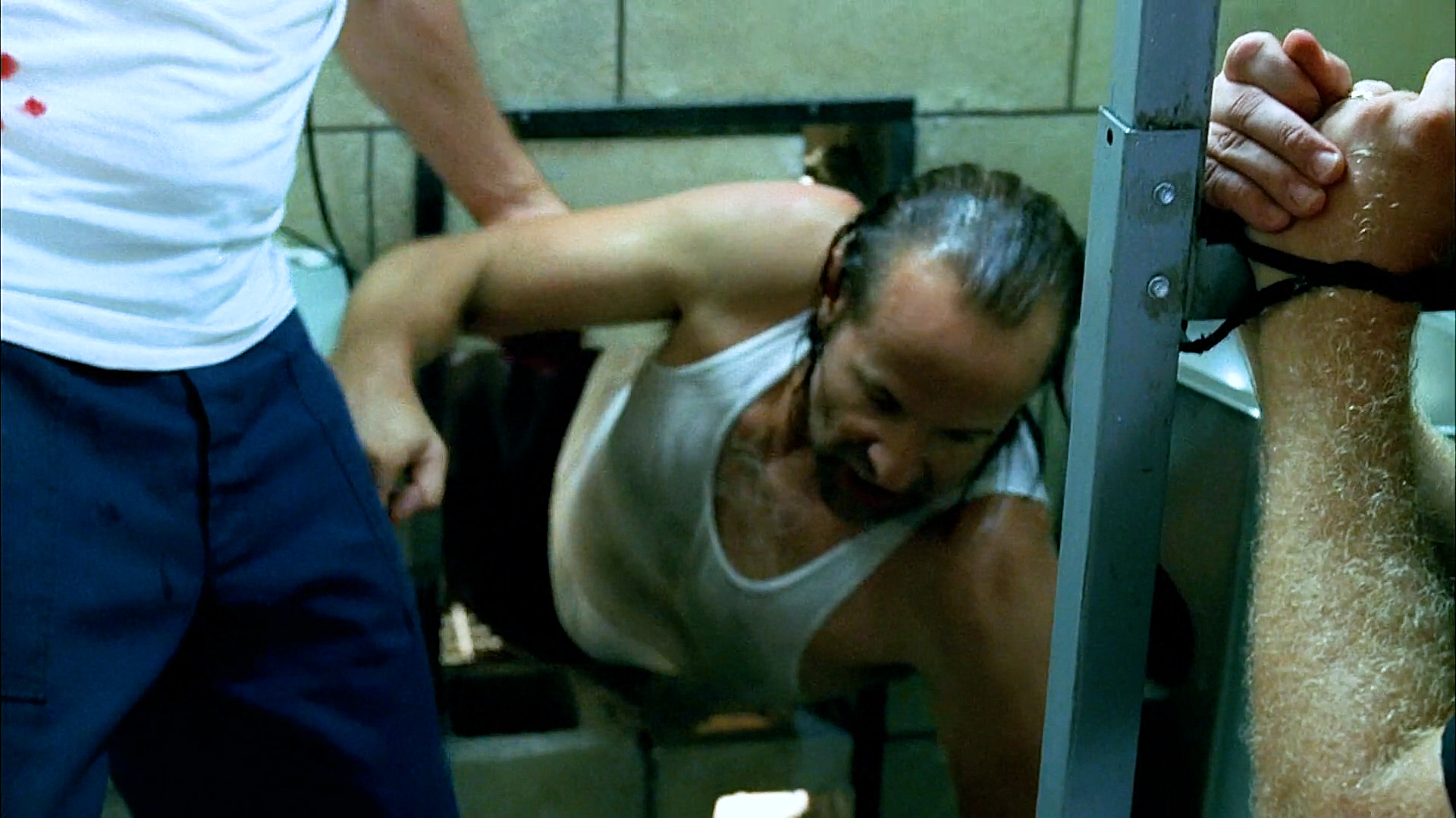 越狱7：监狱*乱暴**囚犯失控，迈克不惜暴露计划，从逃生通道救萨拉