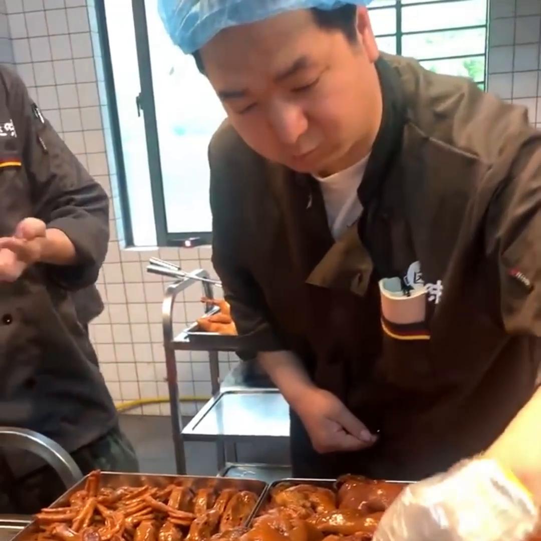 2023年的餐饮行业该如何发展,2023年下半年餐饮行业前景分析