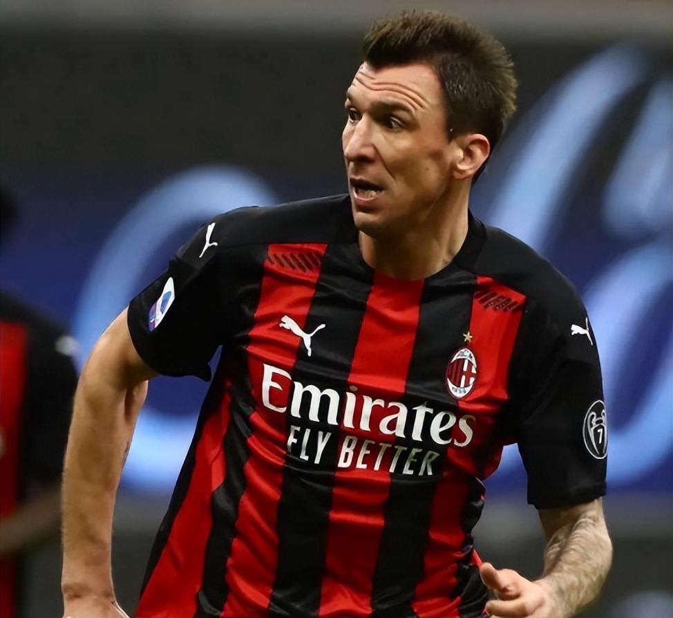 两位锋霸的故事，一个还在场上驰骋，一个坐在了教练席