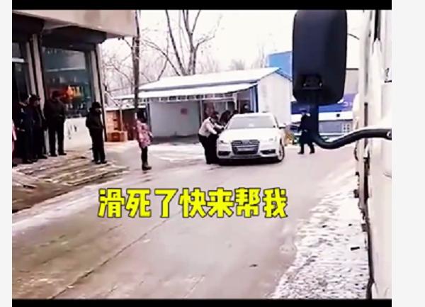 奥迪雪天打滑五菱,五菱宏光转弯失误漂移