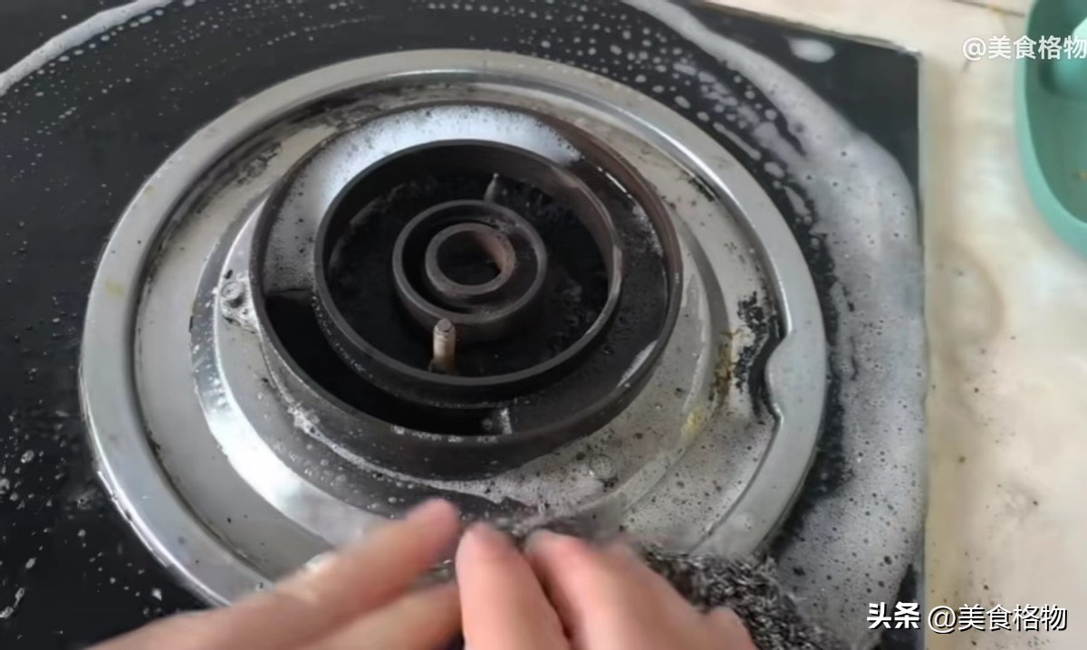 今天才知道把白醋倒在燃气灶上,白醋倒到煤气灶上有什么作用