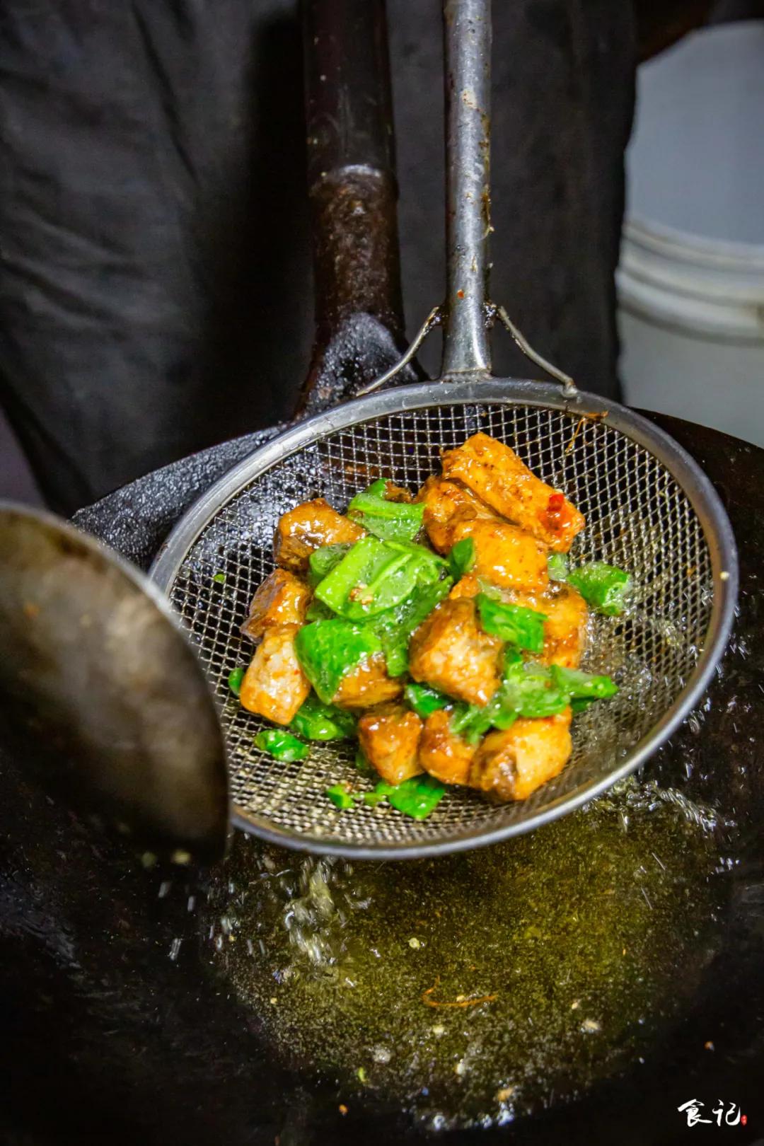 40m²的小店,厨房就占一半!建昌家属院旁的这家馆子开了23年