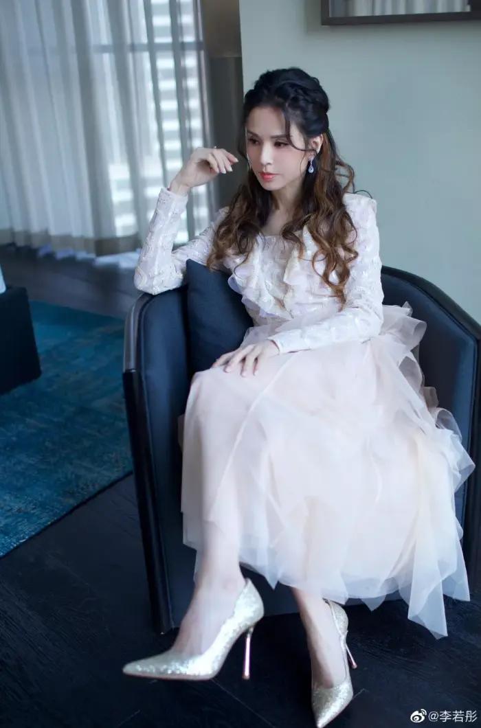 54岁李若彤身材照曝光,54岁李若彤身材曲线引发热议