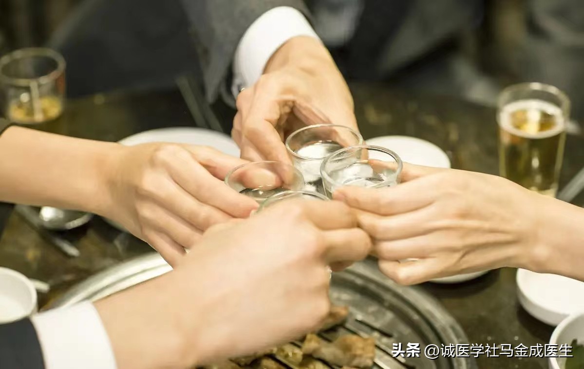 每天喝一点酒助眠对身体好吗,喝酒能助眠还是加重失眠