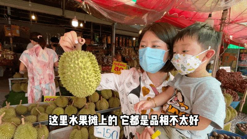 还吃啥榴莲自助?来泰国路边摊吃榴莲,100块钱管饱