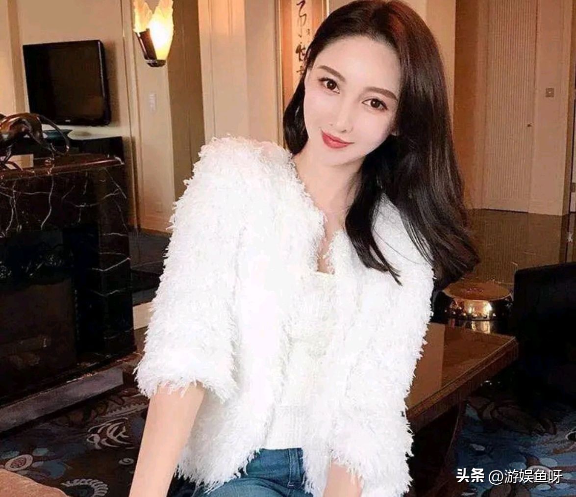 黄晓明被曝摸女伴屁股，女方信息被扒，长相一般，遭吐槽审美降级