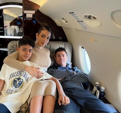 梅西获得金球奖c罗握手梅西,梅西工资卡给老婆