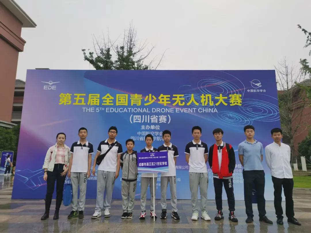 拿奖到手软的学生,拿奖状拿到手软