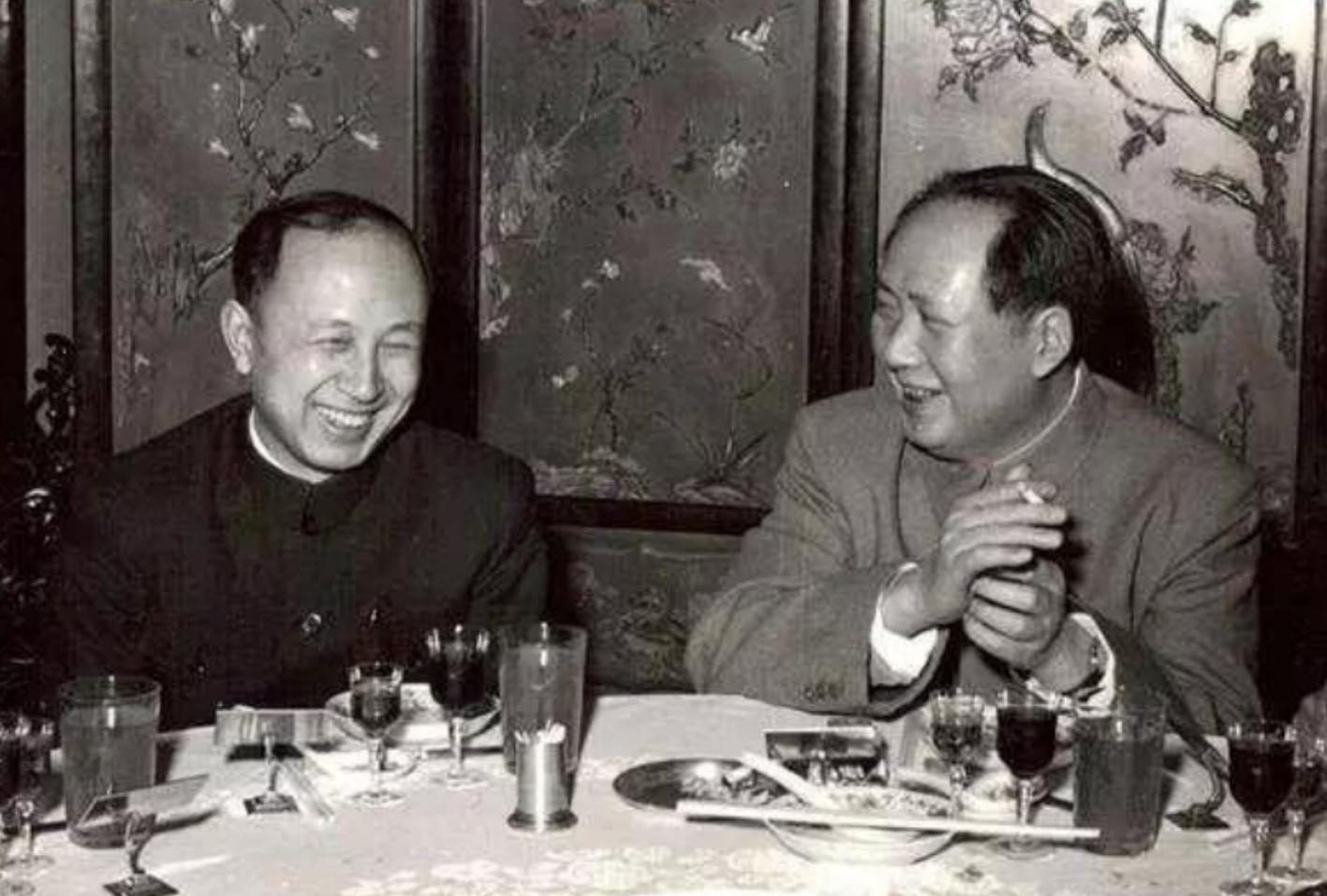 1955年钱学森回国，毛*东泽**紧握他的手：听说美国人把你当五个师呢