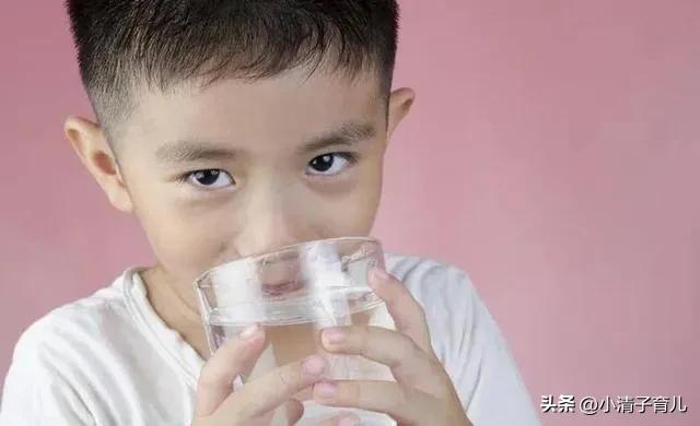 学会这4招再也不愁宝宝不爱喝水,宝宝不爱喝水怎么办最有效的方法