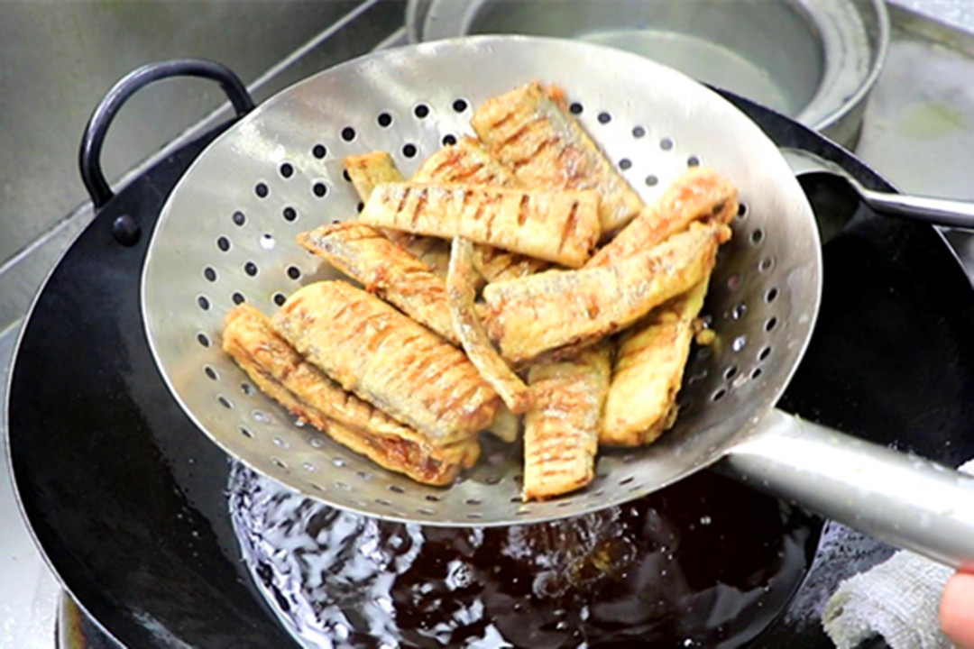 黄眼睛带鱼跟黑眼睛带鱼有啥区别,带鱼是黄眼睛好还是黑眼睛好吃