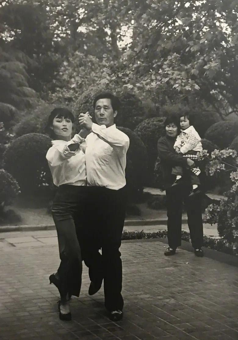 30张罕见晚清照:女子躺炕上欲仙欲死,骑跨在男子头上的洋人女子