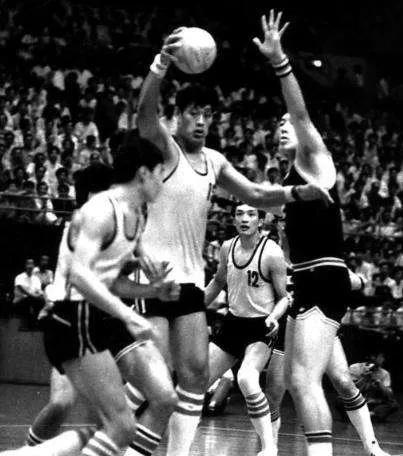 穆铁柱和姚明单打的视频,姚明讲穆铁柱才是第一中锋