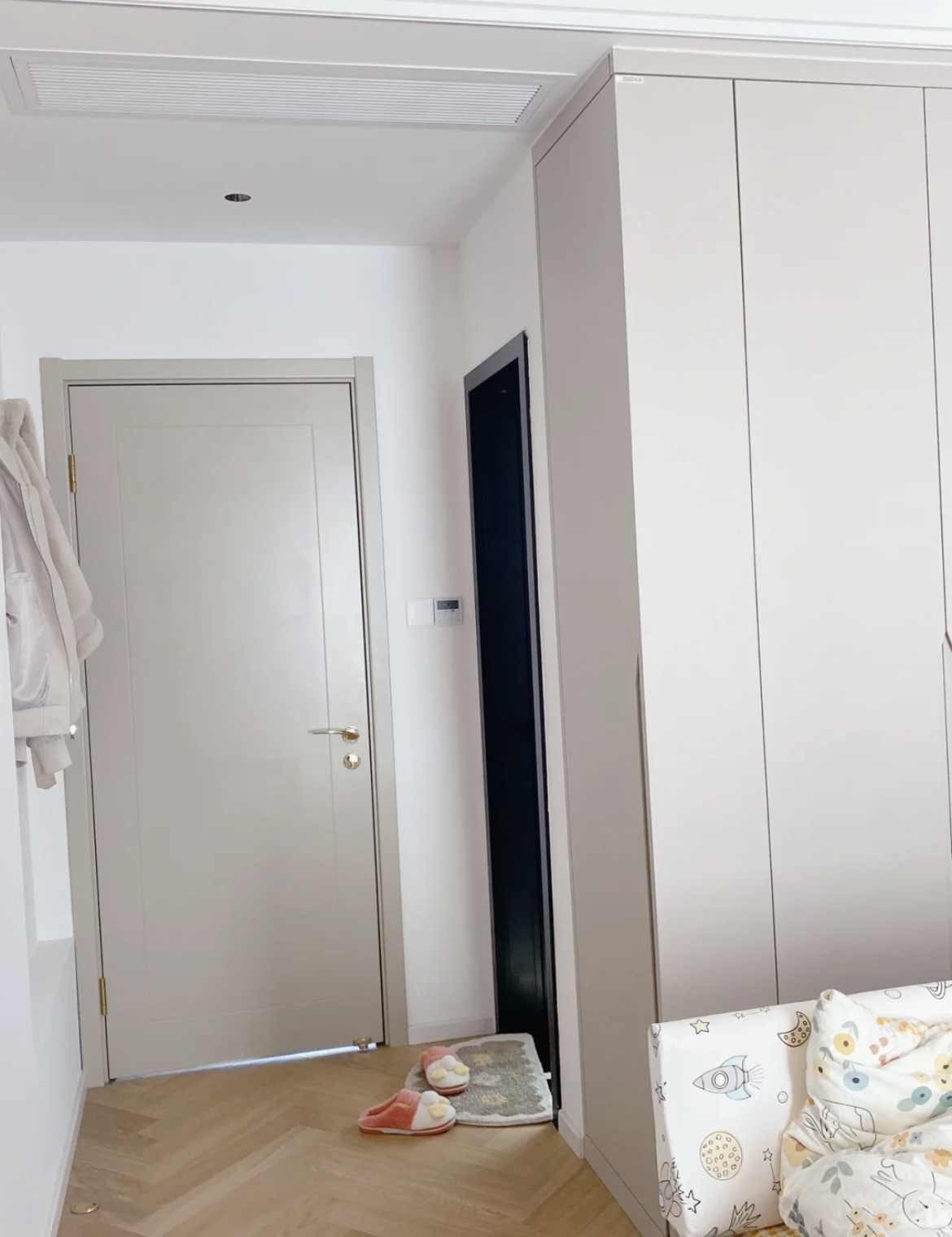 还好当初没放弃，给家里硬挤出15cm窄柜，入住后用处太大了